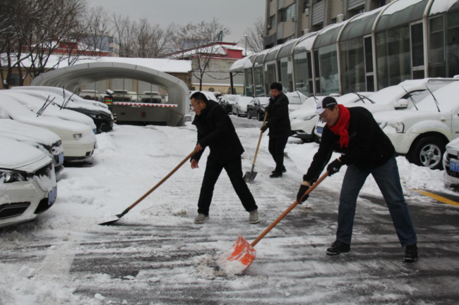 太原市农业机械发展中心铲雪除冰保出行 志愿服务暖人心