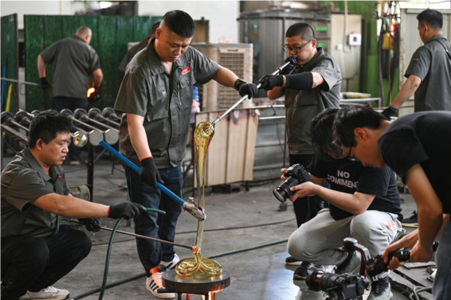 Sharing Shanxi with the World: Small Town Glass “Rings Out” Across the Globe
