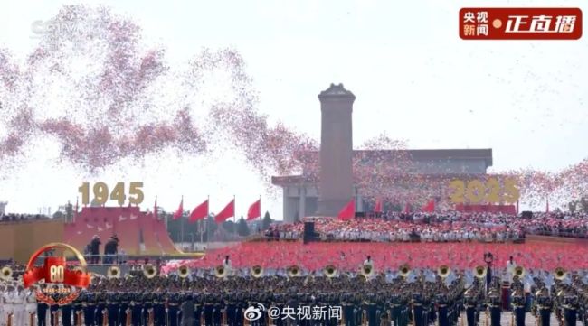 8万羽和平鸽8万只气球，纪念大会在《歌唱祖国》大合唱中结束