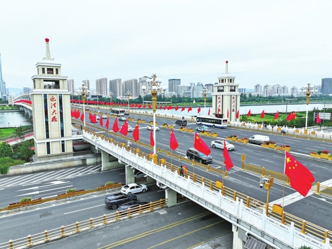 迎泽大桥飘起中国红