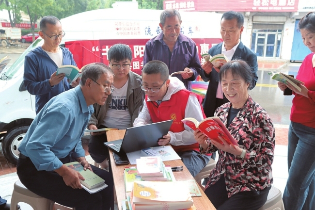 阳城县图书馆“流动图书车”驶入农村