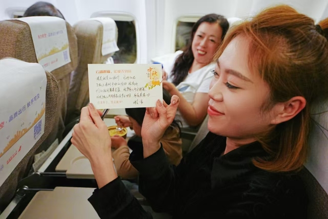 东航万米高空打造中秋主题航班 山西特色空心月饼首飞云霄