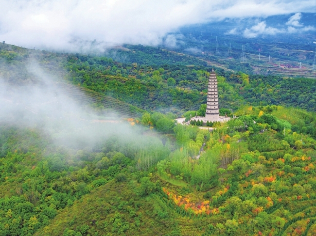 云雾拂山间 秋韵诗意浓