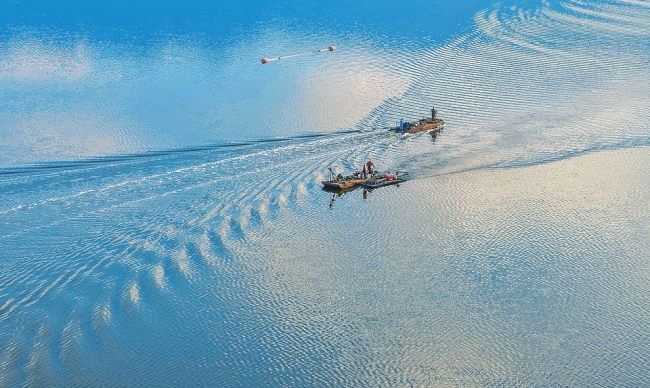 一片天光涵水色