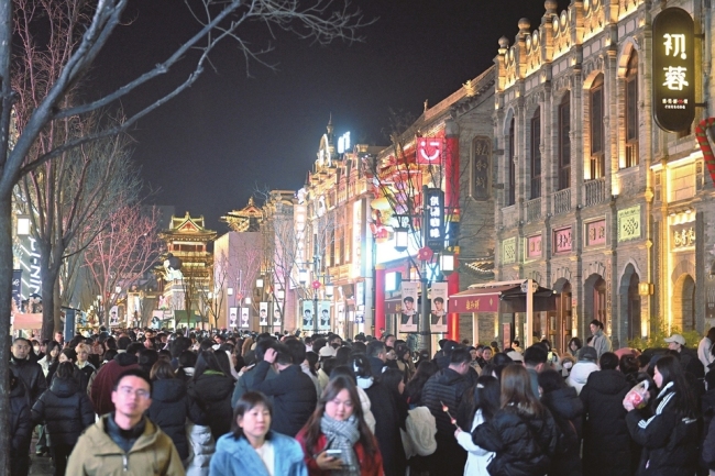 太原市钟楼街：游客穿梭其间打卡赏景