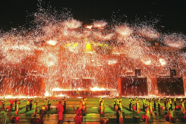 流光溢彩打铁花