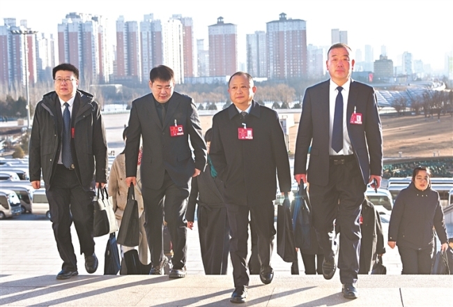 意气风发 步入会场