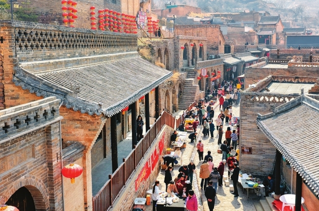 平遥县东泉镇水磨头村举办山货集市