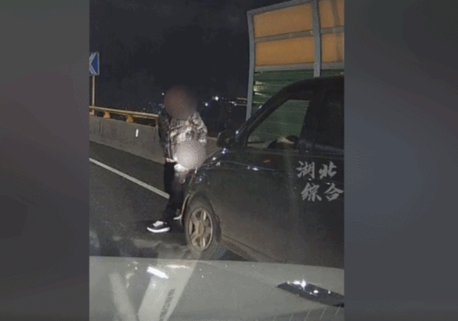 男子立交桥上跳车后拦车，女伴跪地抱腿央求，警方回应