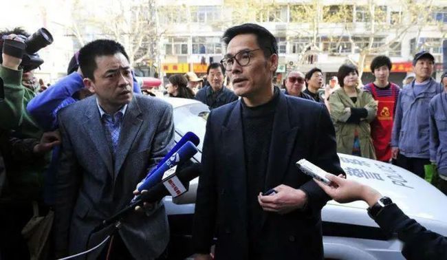 两男子参加换妻被传唤 当事人： 关起门搞事算犯罪吗？