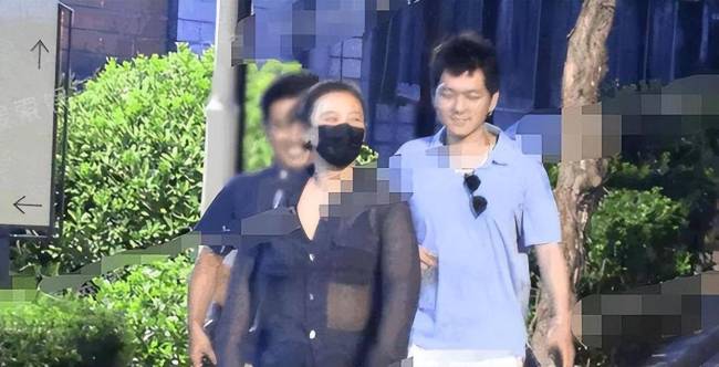 马思纯与男友低调返京，衣着清凉身材丰腴，母亲接机拥抱准女婿