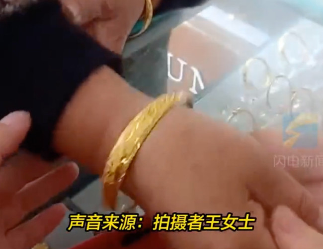 大叔卖完苹果花4万给老伴买首饰：克数少的不要