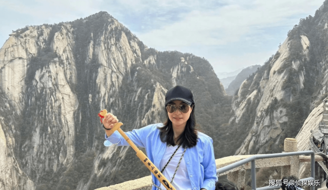 郭晶晶带娃乘火车出游，兄妹仨爬华山不娇气，两个女儿穿汉服美翻