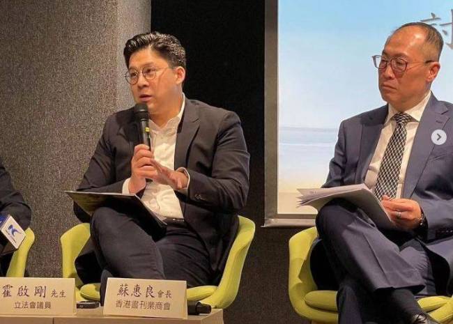 郭晶晶带娃出游，俩女儿长相曝光，霍启刚家庭事业双赢出现幸福肥