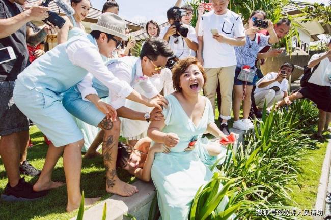 张一山疑似在何超莲的婚礼上吞云吐雾？袁弘佩服窦骁一人策划婚礼