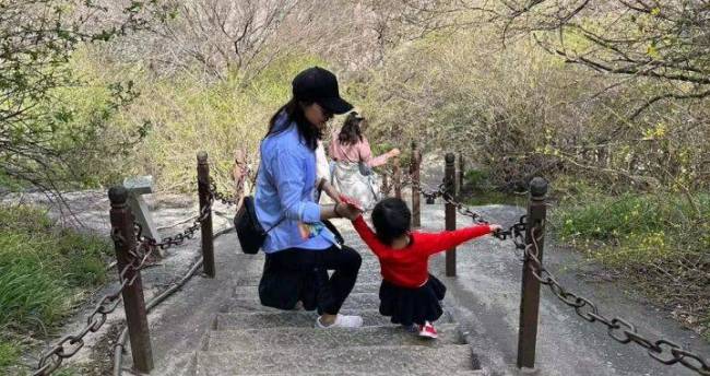 郭晶晶带娃出游，俩女儿长相曝光，霍启刚家庭事业双赢出现幸福肥