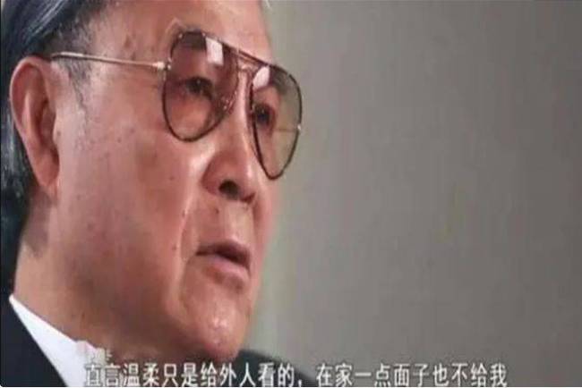 郭晶晶带娃出游，俩女儿长相曝光，霍启刚家庭事业双赢出现幸福肥