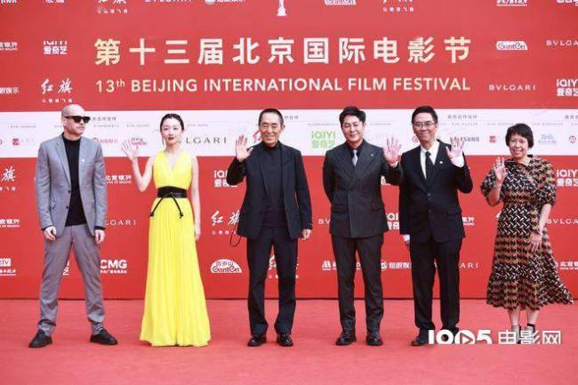 太暖心！张颂文绅士做“拐棍”关锦鹏发文感谢