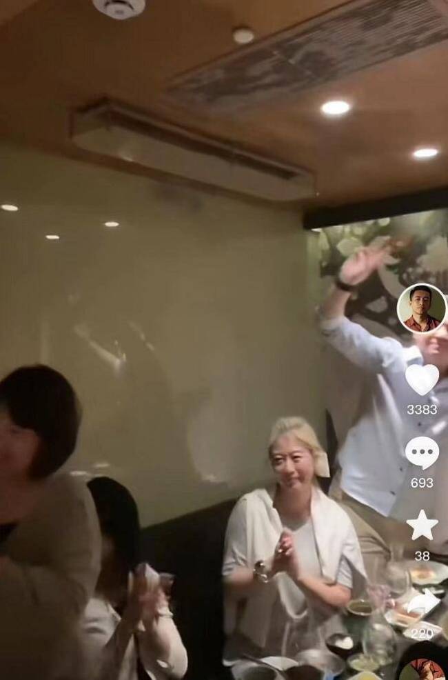 汪小菲紧搂S妈为女儿庆生，小玥儿气质像大S，儿子超拘谨显陌生