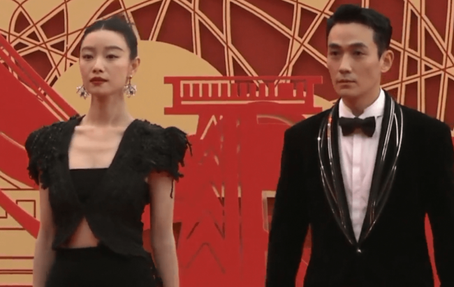 北影红毯看点多，娜扎如仙女下凡，章子怡状态能打，陈红美人老去