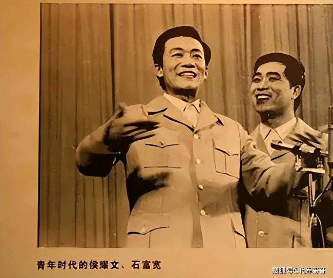 77岁侯耀华与美女歌手举止亲昵引争议，被嘲：已经活成了一个“笑话”