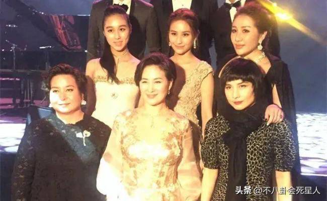 何超琼算不算顶级大美人？看她和李嘉欣的合照就知道了