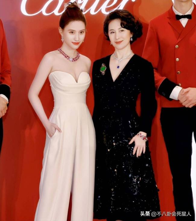何超琼算不算顶级大美人？看她和李嘉欣的合照就知道了