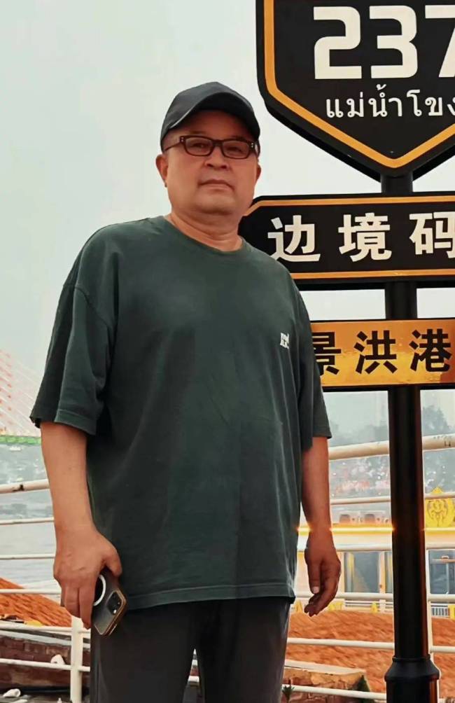 64岁毕福剑去云南和一群美女玩泼水，女儿露面眉眼像赵本山，网友劝其做亲子鉴定