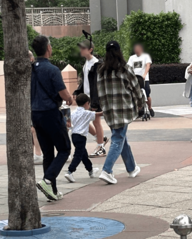 乐基儿一家三口现身主题乐园，孩子父亲白发抢镜，两人被曝已离婚
