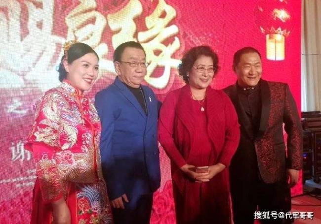 77岁侯耀华与美女歌手举止亲昵引争议，被嘲：已经活成了一个“笑话”