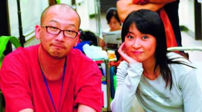 管虎梁静香港街头十指紧扣，丁昱彤崩溃，这场情感闹剧胜负已定