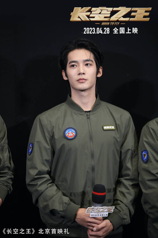 王一博胡军主演电影《长空之王》举行首映礼试飞员“刀尖起舞”看哭观众