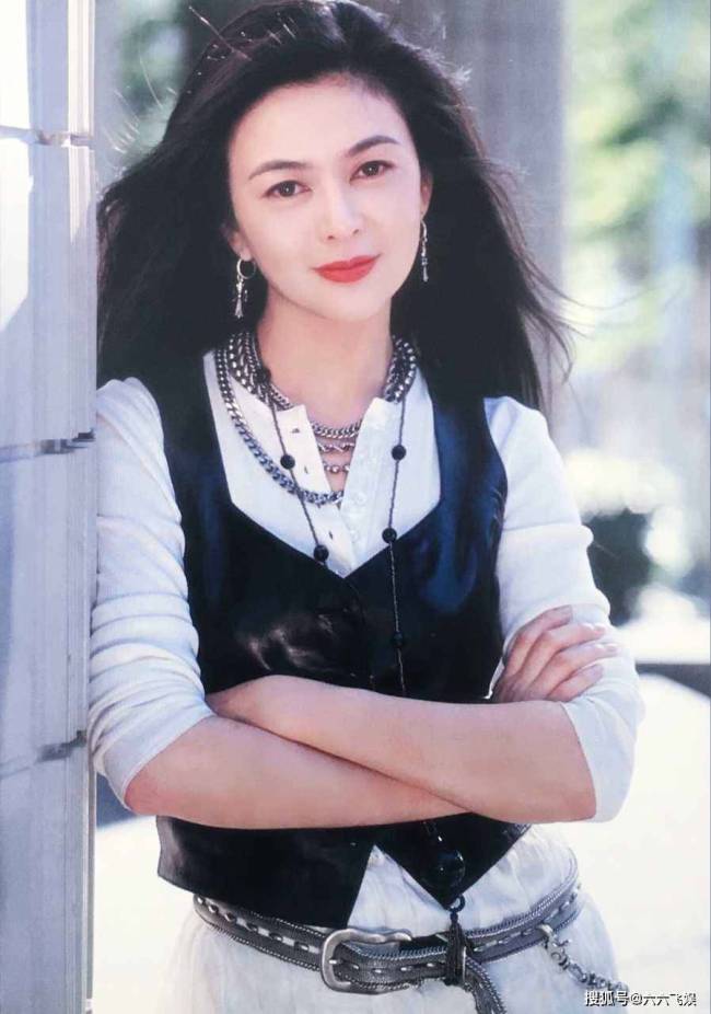 甄子丹为爱妻庆生，60岁关之琳艳压全场，连吕良伟妻子都被征服