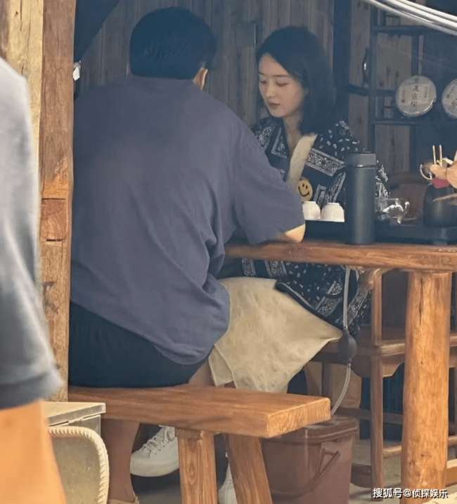赵丽颖近照好文艺，抱着狗狗玩自拍，甜美清新少女感十足