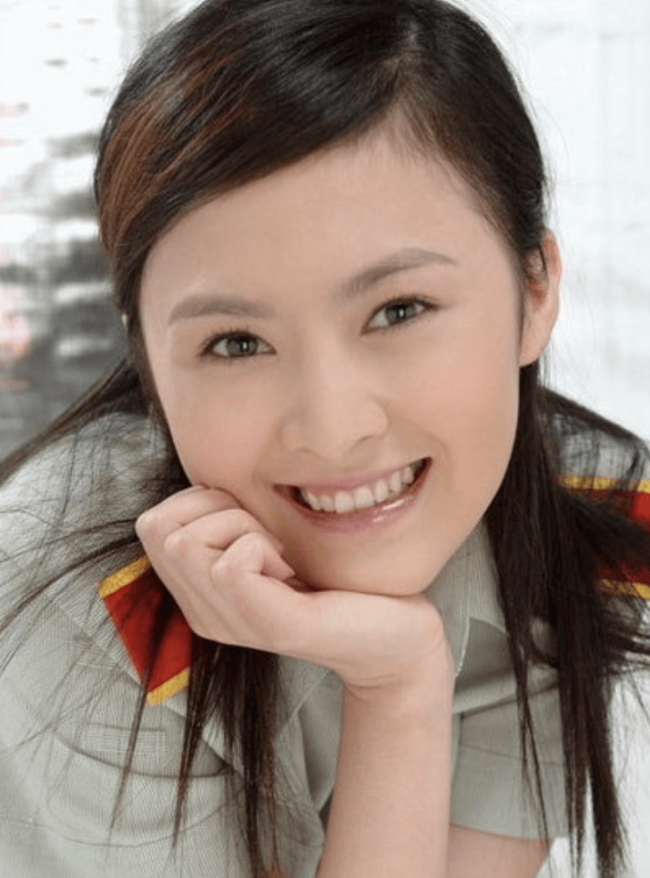 沈腾在日本康复治疗，妻子深夜与男性朋友聚餐，身材壮实像女大佬