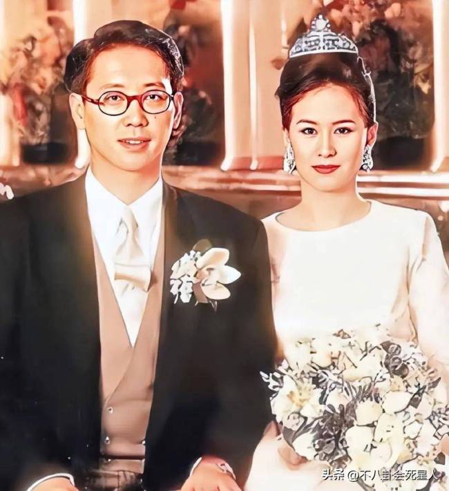 何超琼算不算顶级大美人？看她和李嘉欣的合照就知道了
