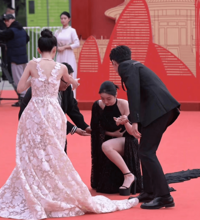 北影红毯看点多，娜扎如仙女下凡，章子怡状态能打，陈红美人老去