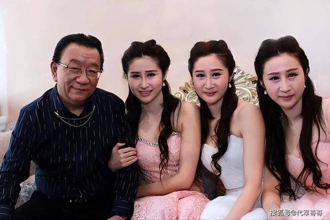 77岁侯耀华与美女歌手举止亲昵引争议，被嘲：已经活成了一个“笑话”