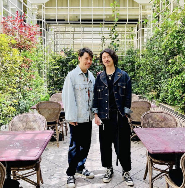 王贤志为父亲庆生罕晒全家福，同性爱人出席寿宴，已融入对方家族
