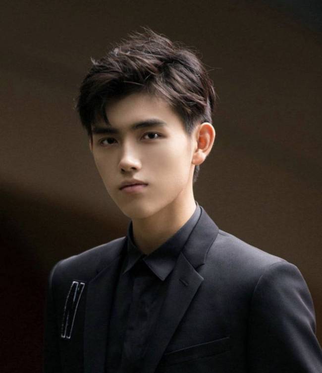 陈飞宇回北电拍毕业照,穿学士服阳光帅气,吴磊论文答辩照也曝光