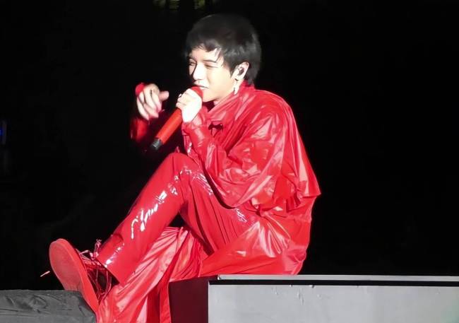 华晨宇再创纪录20万张门票瞬间售罄不卖柱子票成热点