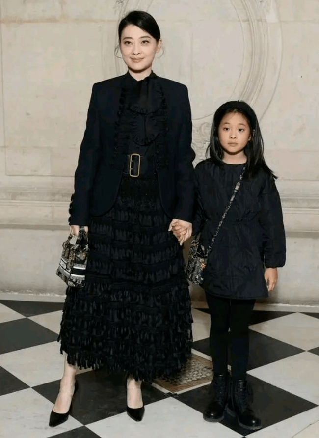 同样是看向女儿李湘充满爱意梅婷的眼神让人不寒而栗