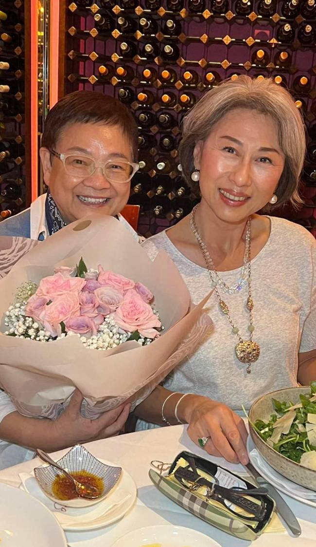 叶蒨文提前庆祝62岁生日,满头白发尽显优雅,戴20元耳环打扮素朴