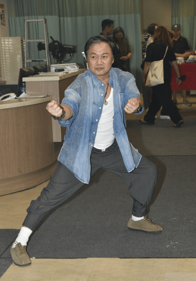 68岁tvb绿叶罗莽近况曝光,头发花白略发福,与小20岁女友仍未婚