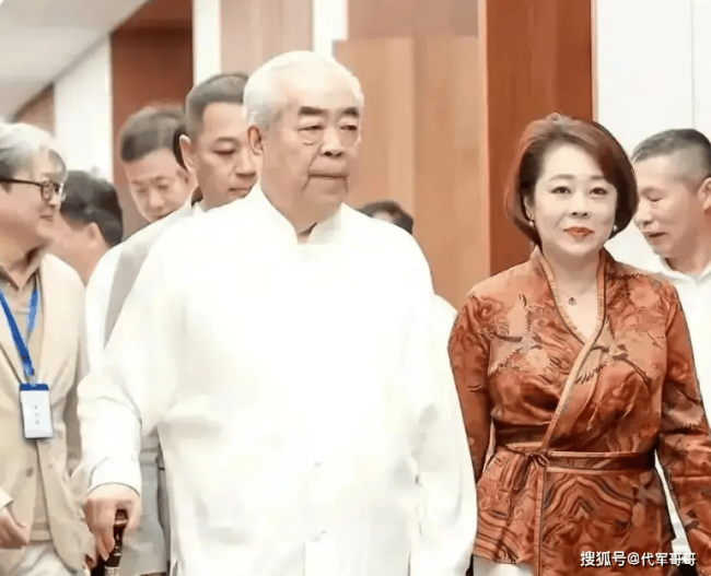 揭秘86岁书法家范曾与小50岁主播徐萌结婚真实内幕