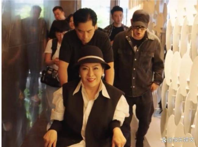 61岁李连杰罕见回国现身医院！与向太陈岚深情相聚，24岁女儿陪同