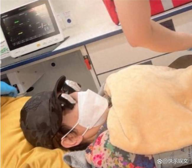 61岁李连杰罕见回国现身医院！与向太陈岚深情相聚，24岁女儿陪同