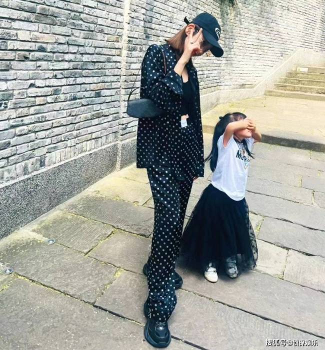 唐艺昕首晒女儿露脸照，小萌妹双手捂眼卖萌，嘴巴超像爸爸张若昀