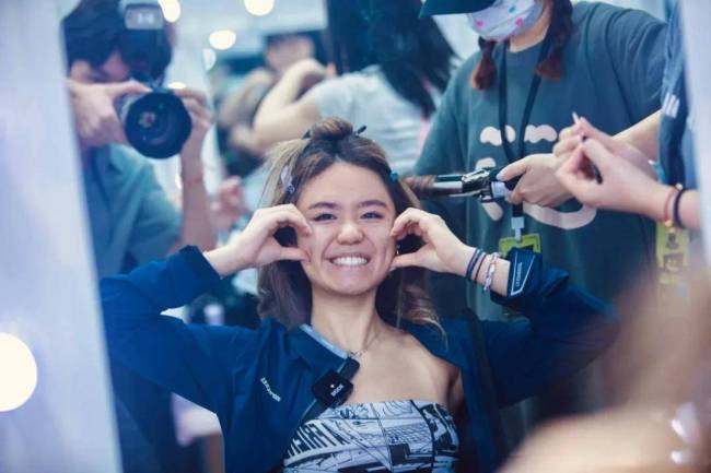 钟镇涛次女出道排场大，获16位明星力挺，三位女儿都已涉足娱乐圈