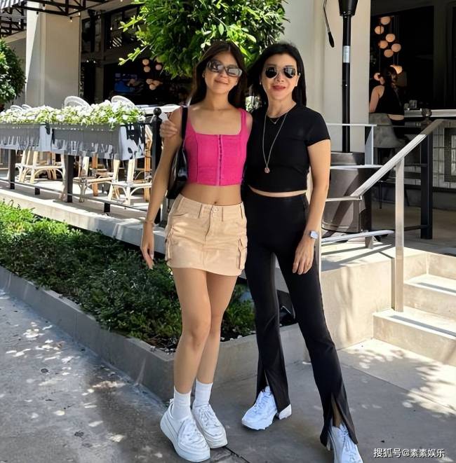 阿雅的女儿都这么大了？长相黝黑像混血，在西雅图和王伟忠合影
